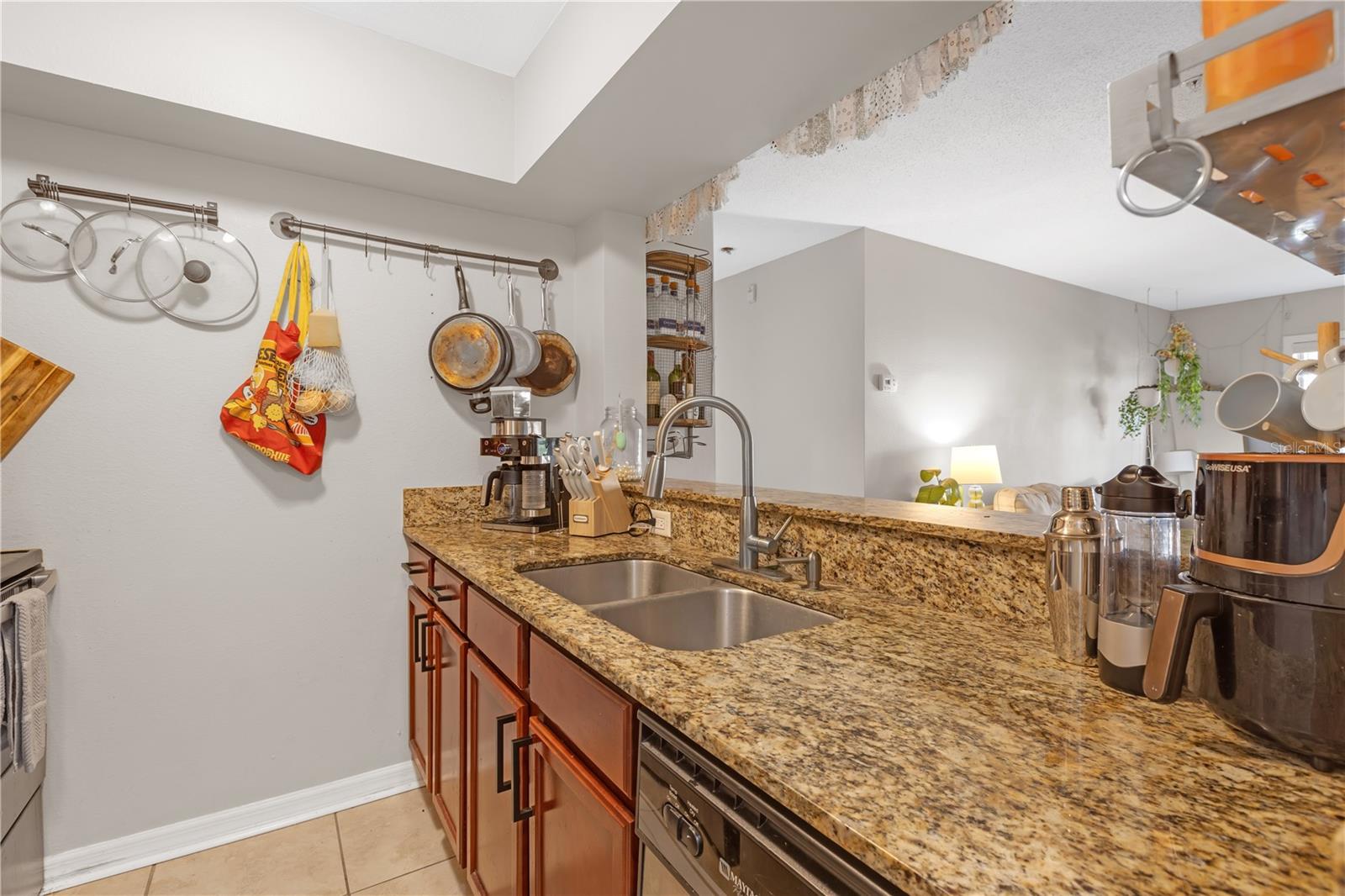 Image 4 of 20 For 406 Azeele Street 103