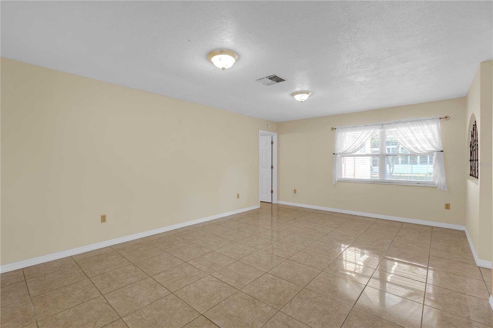 Listing photo id 2 for 12817 Lake Tree Lane