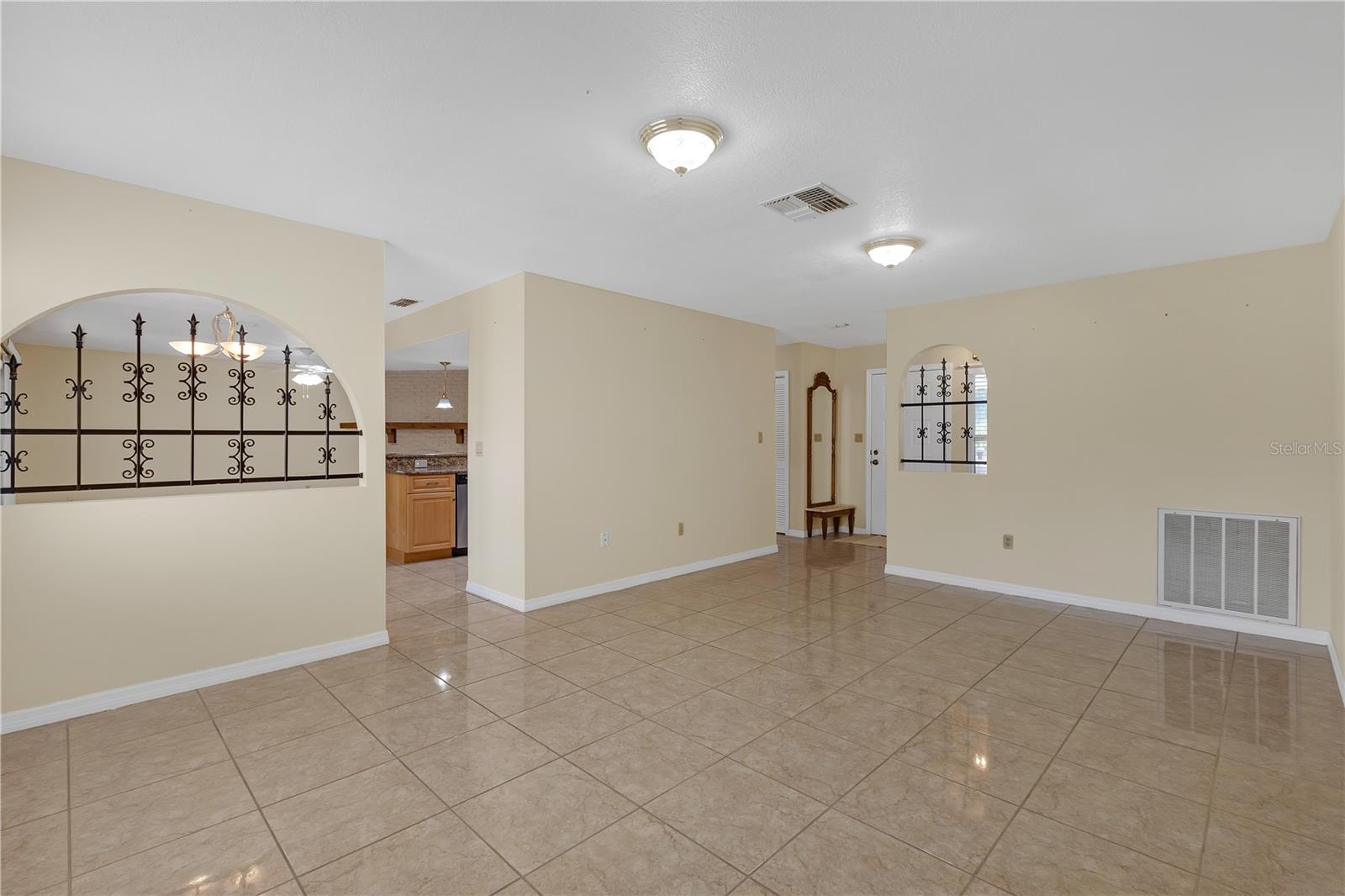 Listing photo id 3 for 12817 Lake Tree Lane