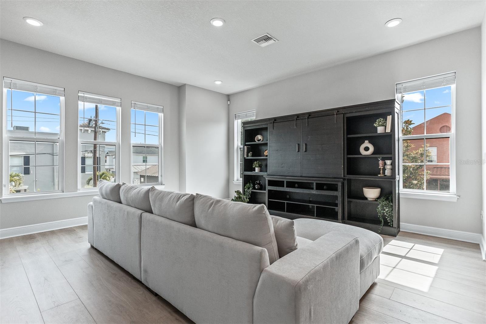 Image 11 of 31 For 2110 Azeele Street