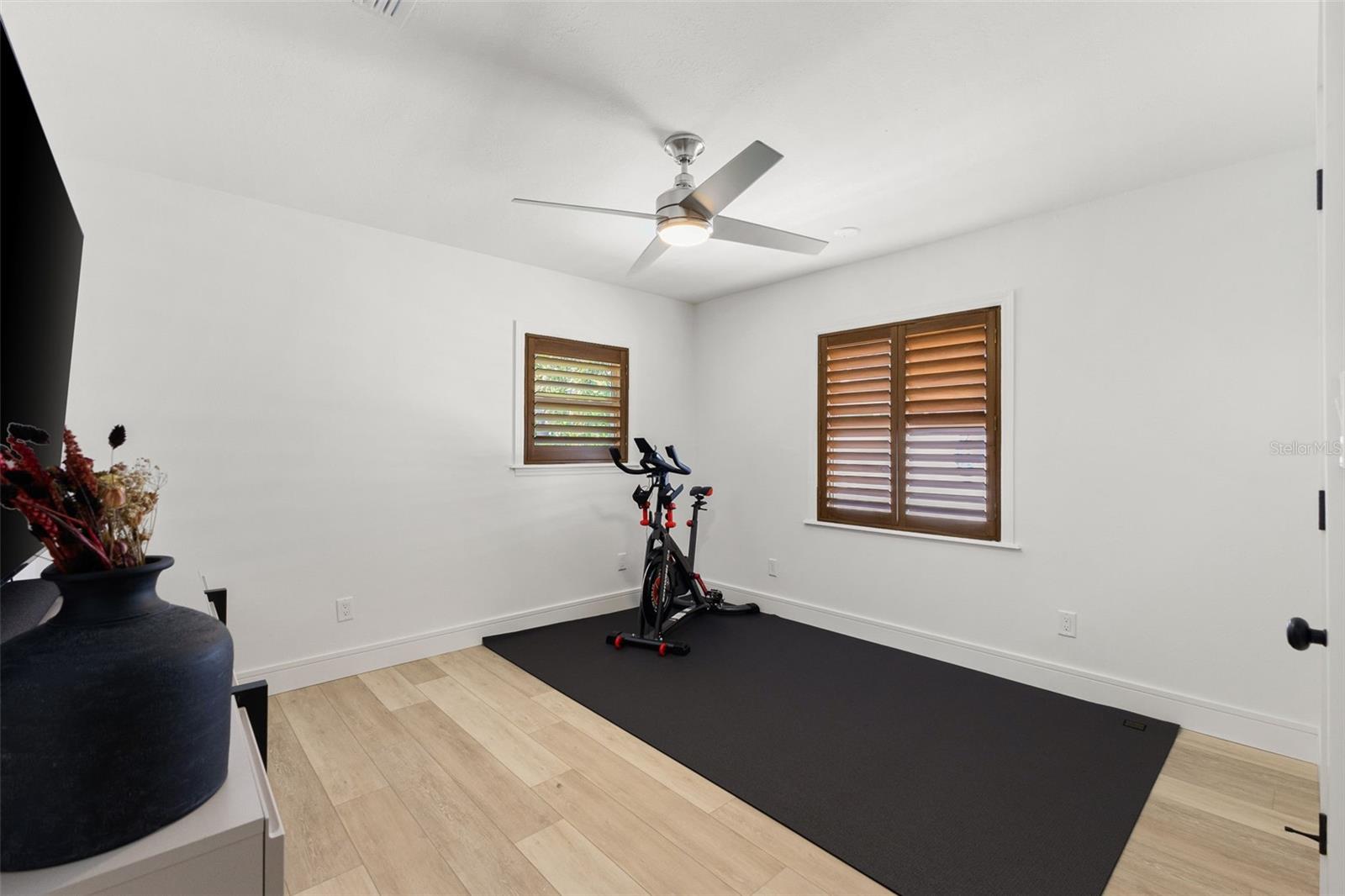 Image 38 of 59 For 4618 Bayshore Boulevard Ne