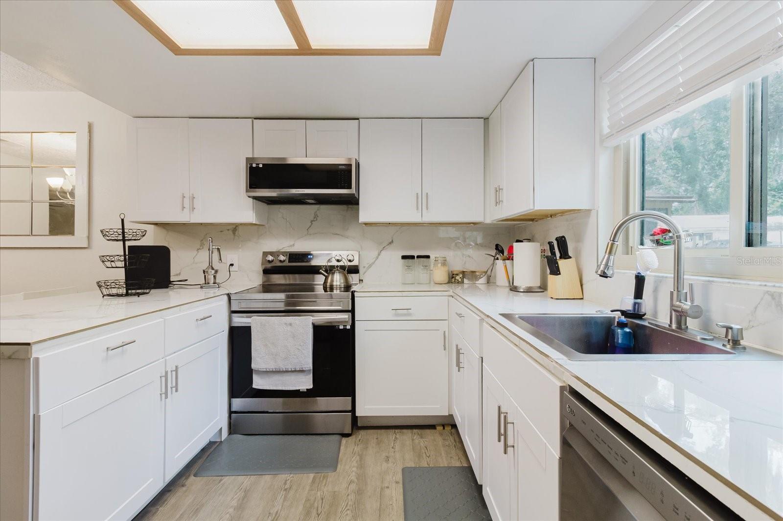Image 2 of 90 For 1010 Oakhill St