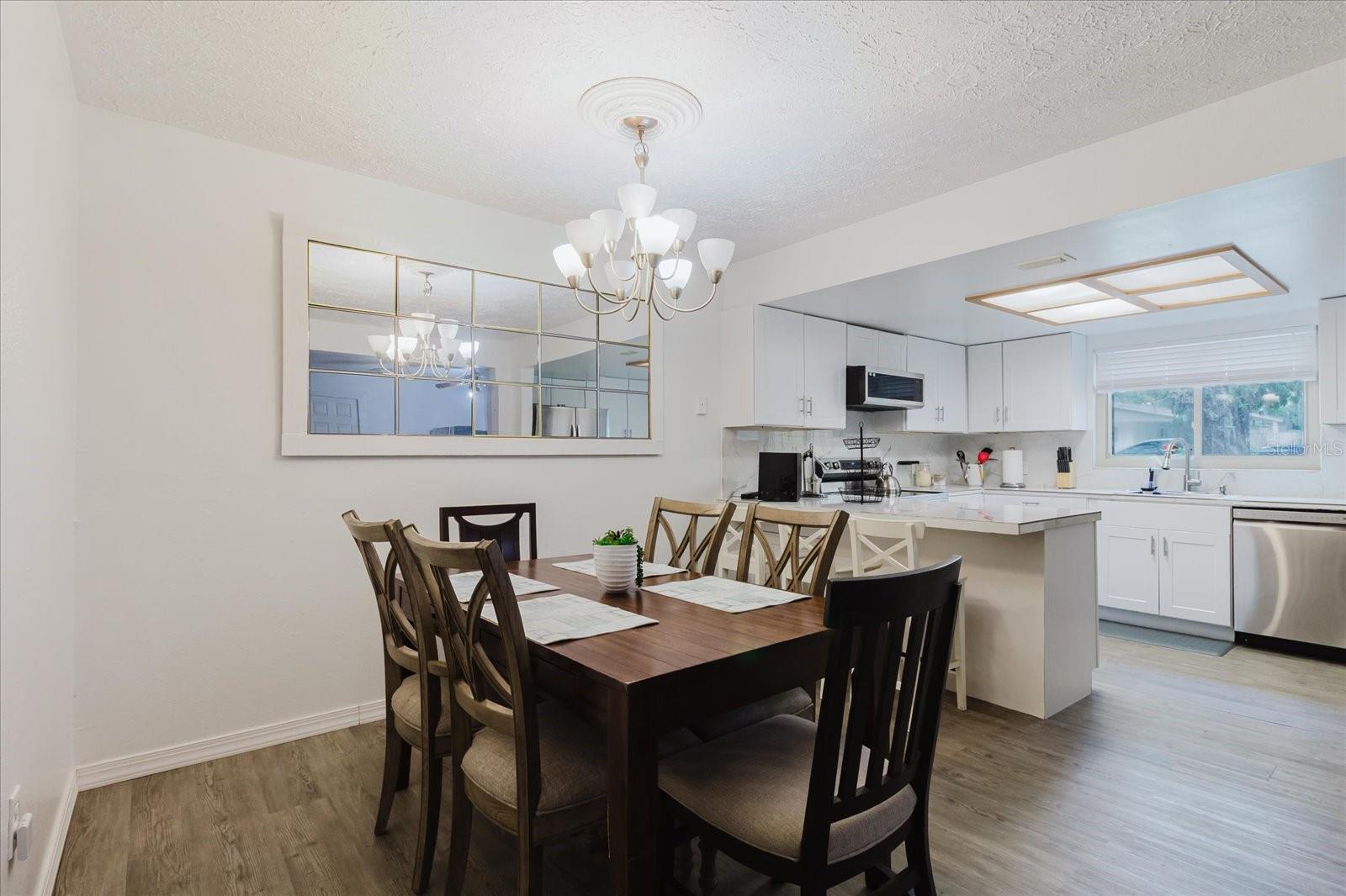 Image 3 of 90 For 1010 Oakhill St