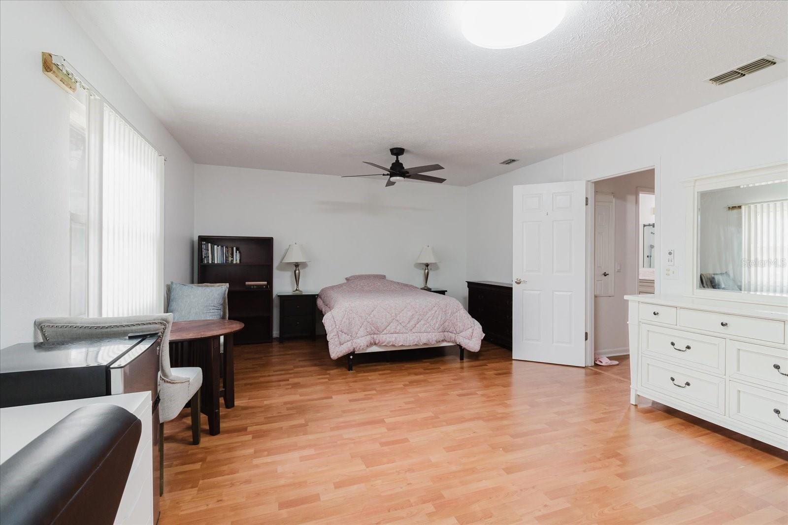 Image 37 of 90 For 1010 Oakhill St