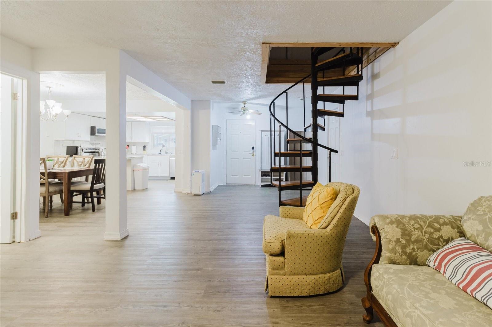 Image 4 of 90 For 1010 Oakhill St