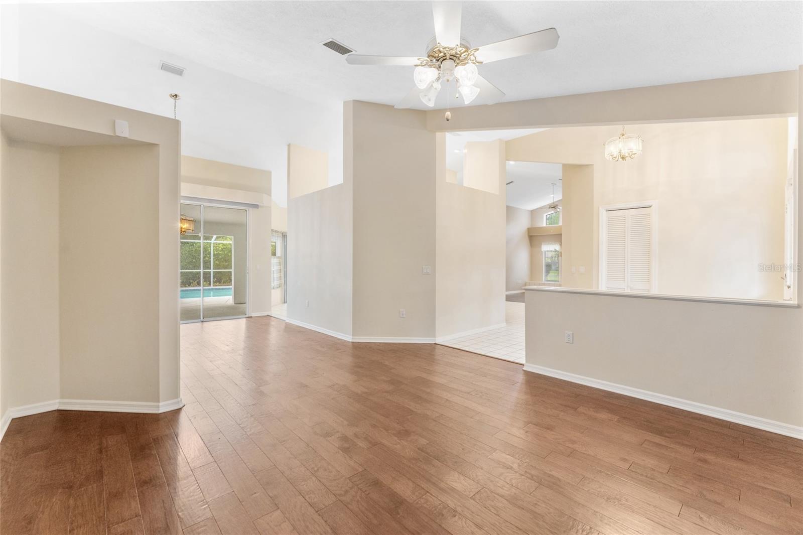 Image 10 of 48 For 2 Redbay Court W