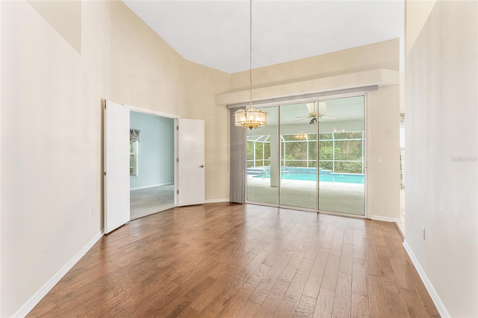 Image 11 of 48 For 2 Redbay Court W