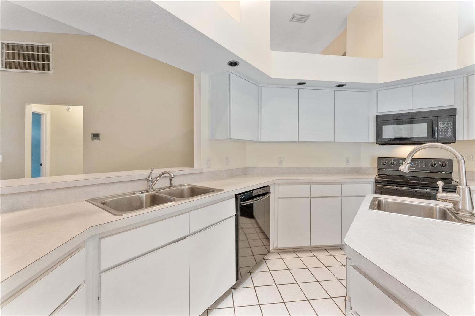 Image 16 of 48 For 2 Redbay Court W
