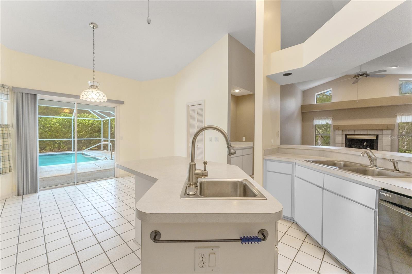 Image 17 of 48 For 2 Redbay Court W