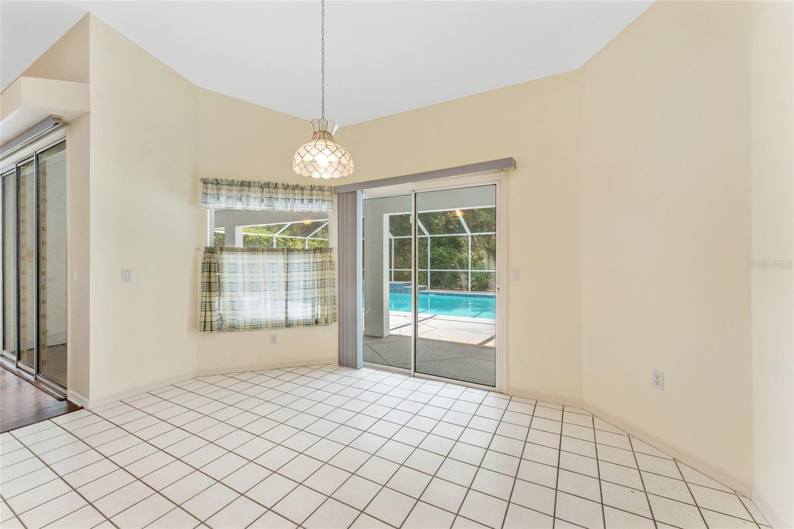 Image 18 of 48 For 2 Redbay Court W