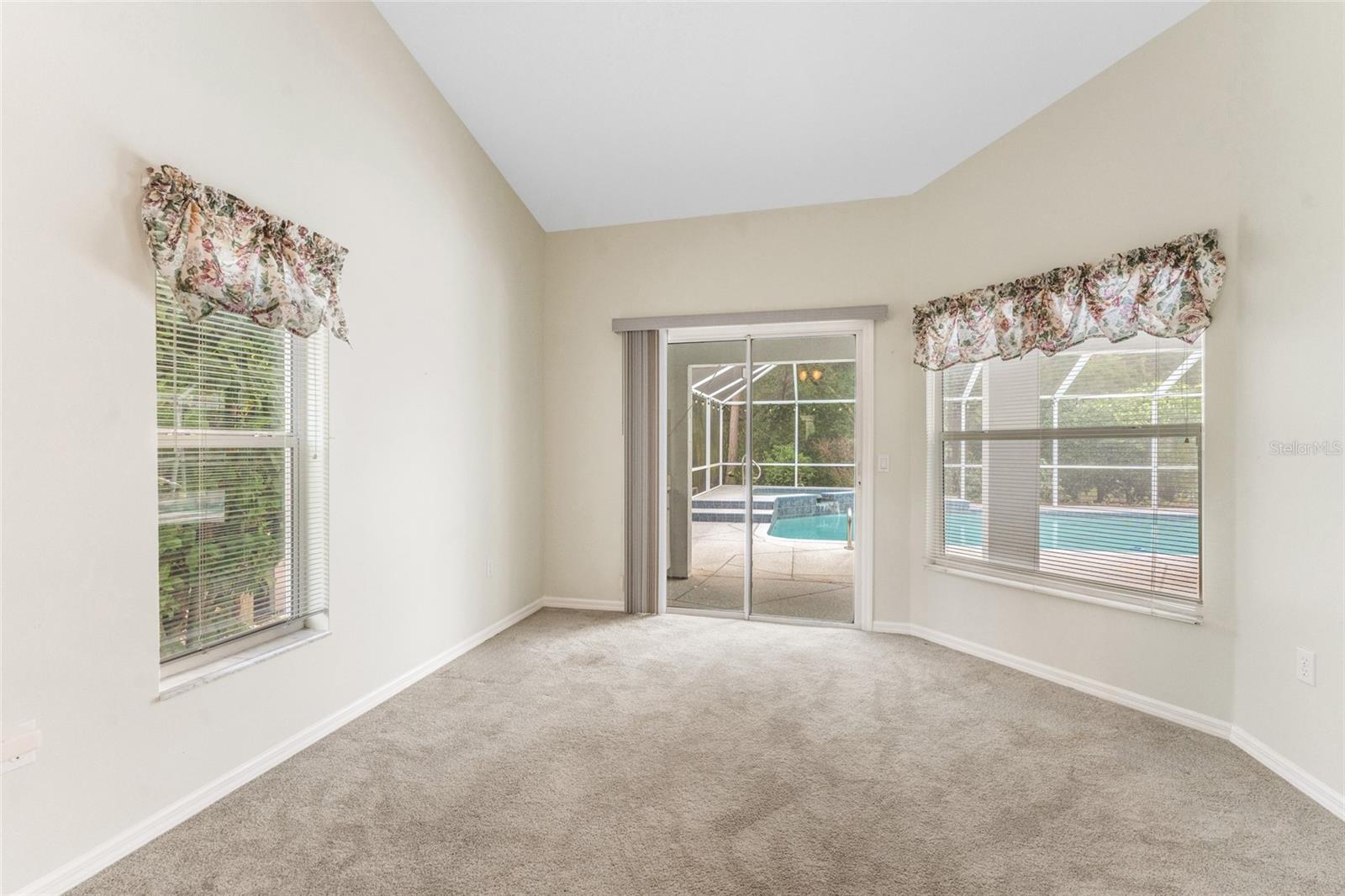 Image 19 of 48 For 2 Redbay Court W