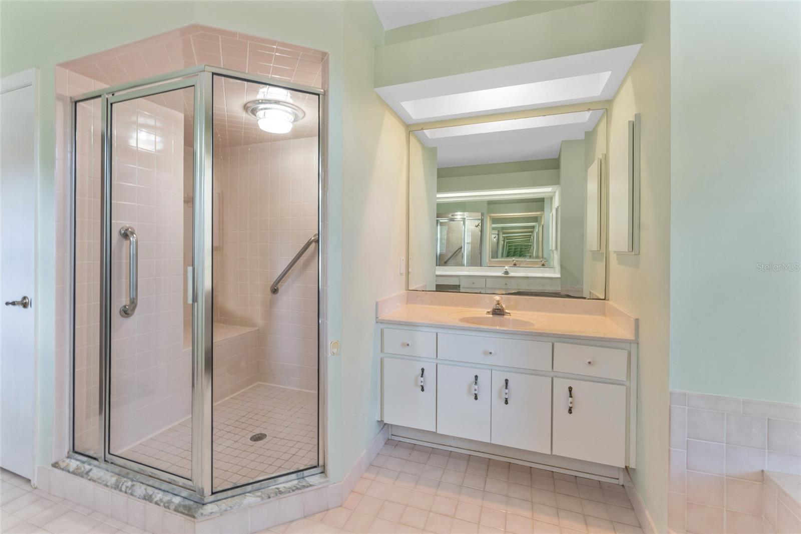 Image 26 of 48 For 2 Redbay Court W