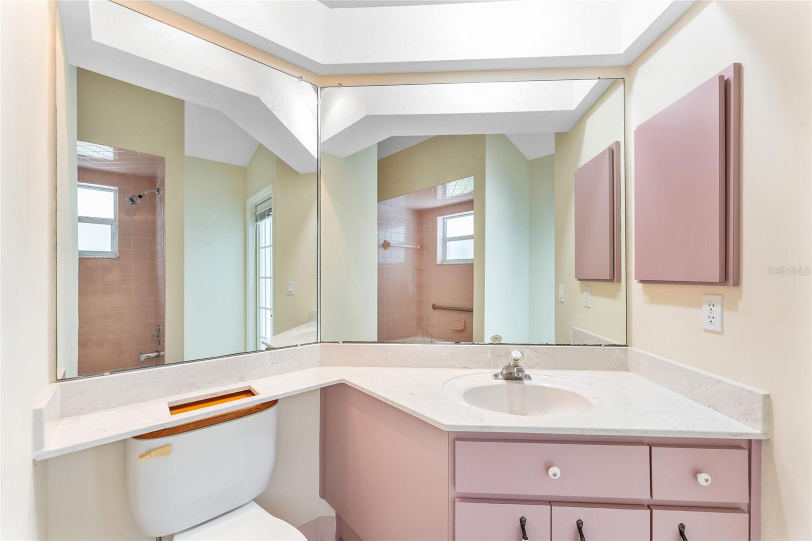 Image 30 of 48 For 2 Redbay Court W
