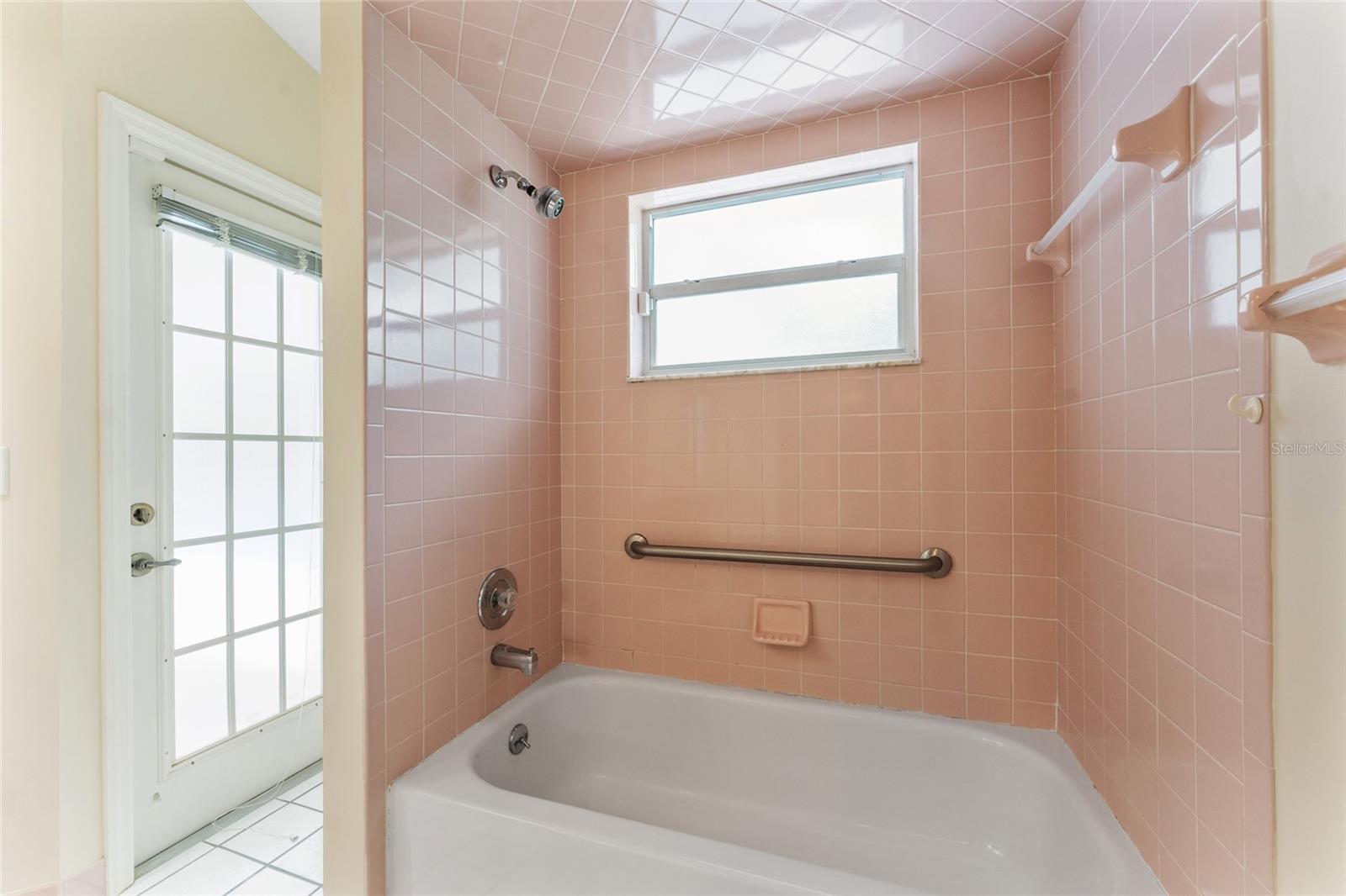 Image 31 of 48 For 2 Redbay Court W