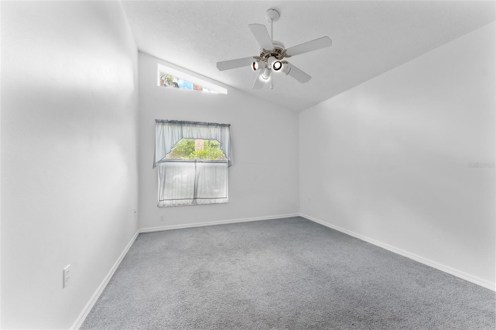 Image 32 of 48 For 2 Redbay Court W