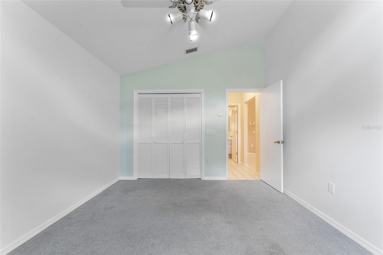 Image 33 of 48 For 2 Redbay Court W