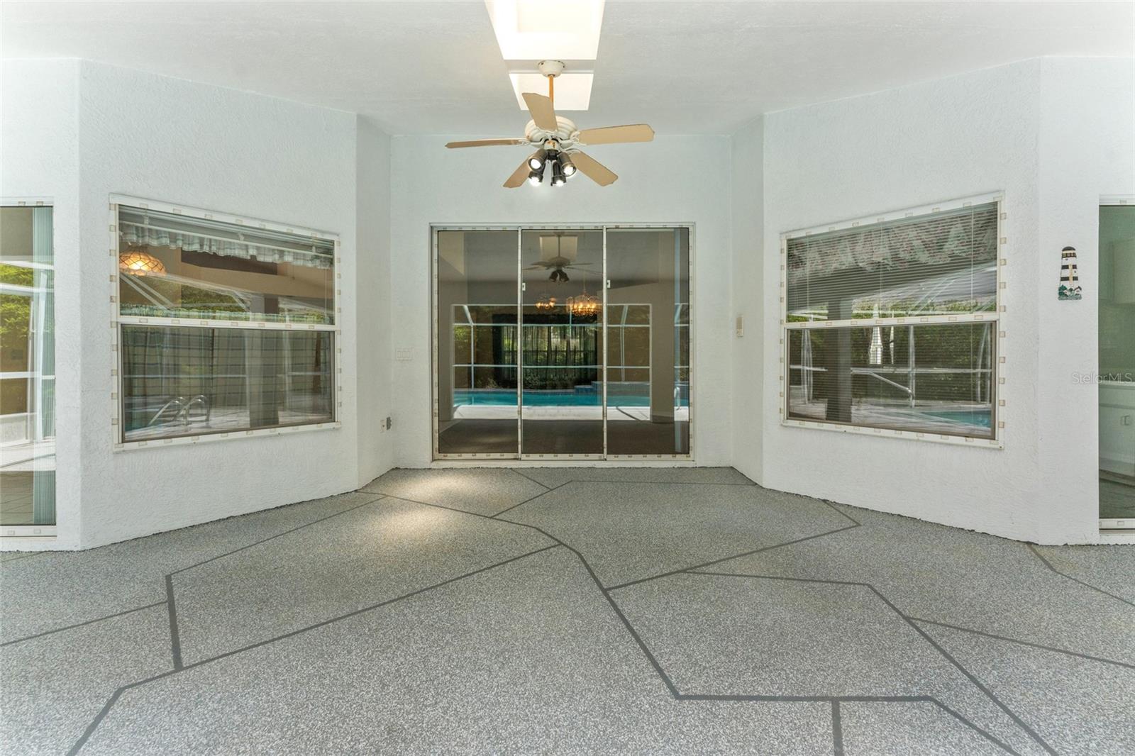 Image 37 of 48 For 2 Redbay Court W