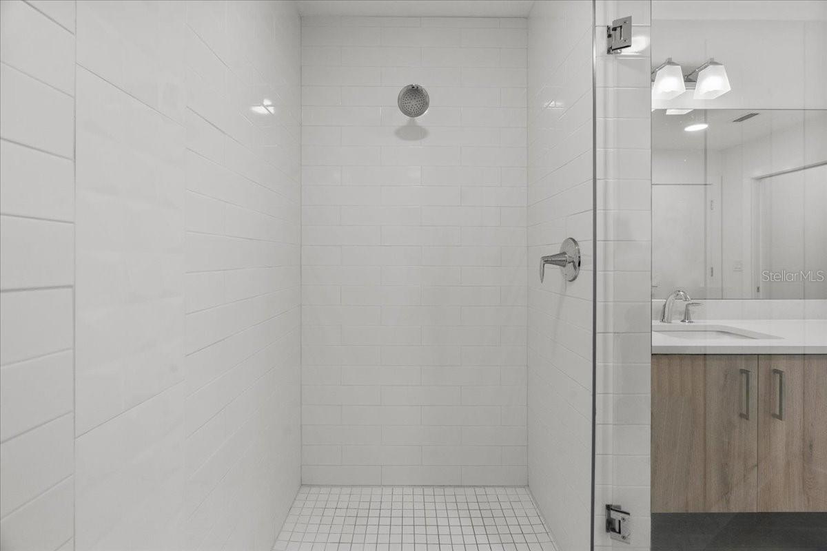 Image 21 of 44 For 415 Island Way 303