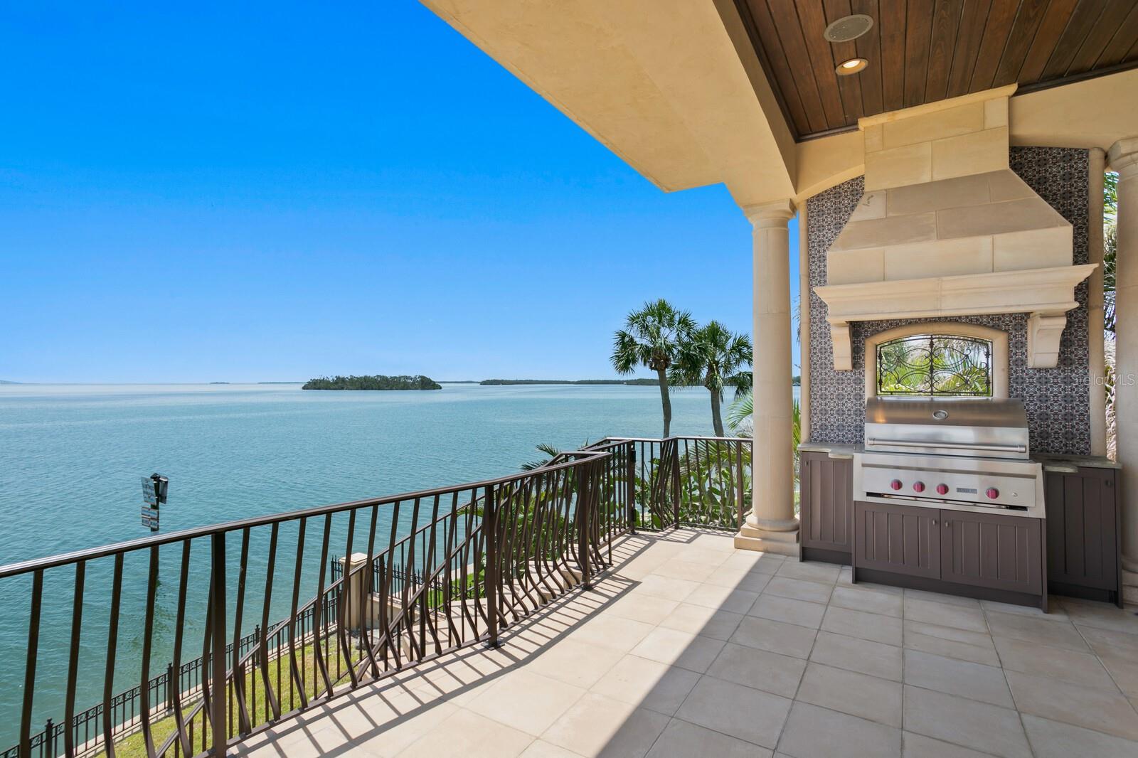 Listing photo id 17 for 100 Sands Point Drive