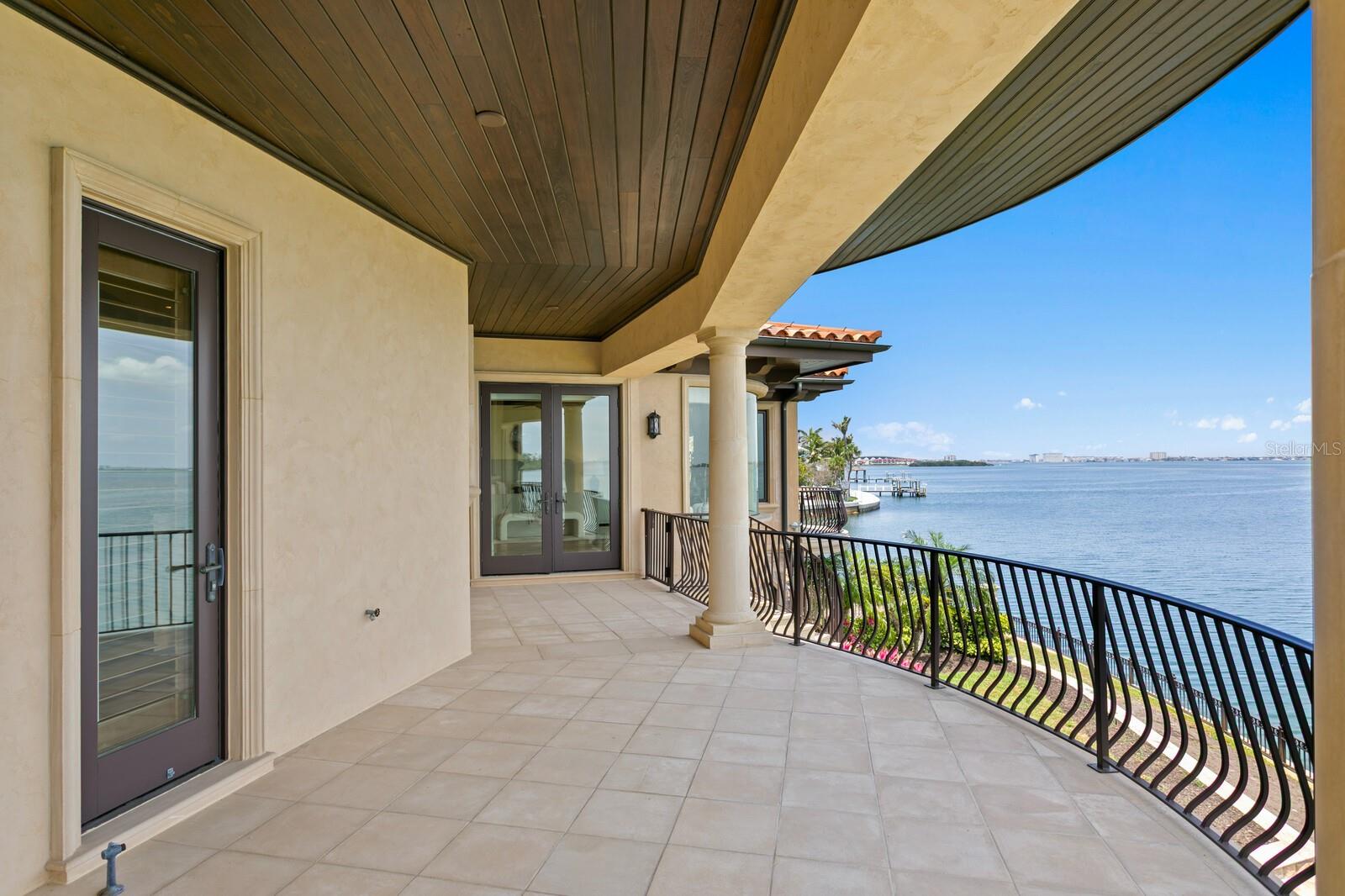 Listing photo id 23 for 100 Sands Point Drive