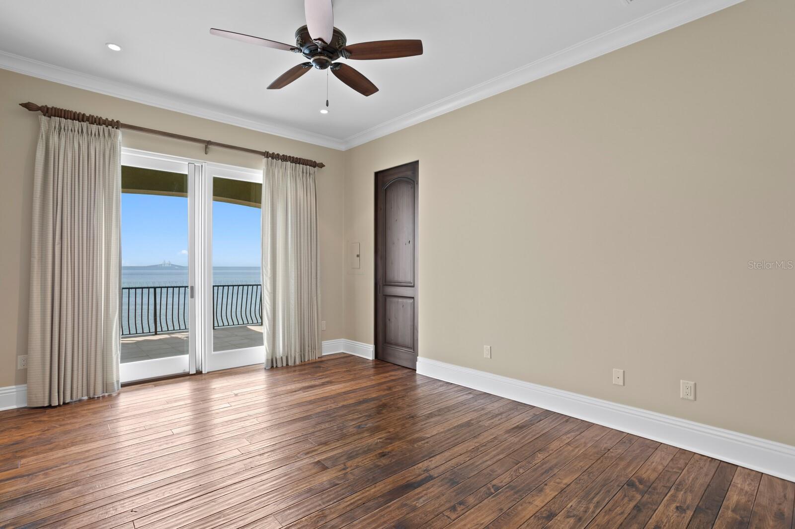 Listing photo id 36 for 100 Sands Point Drive