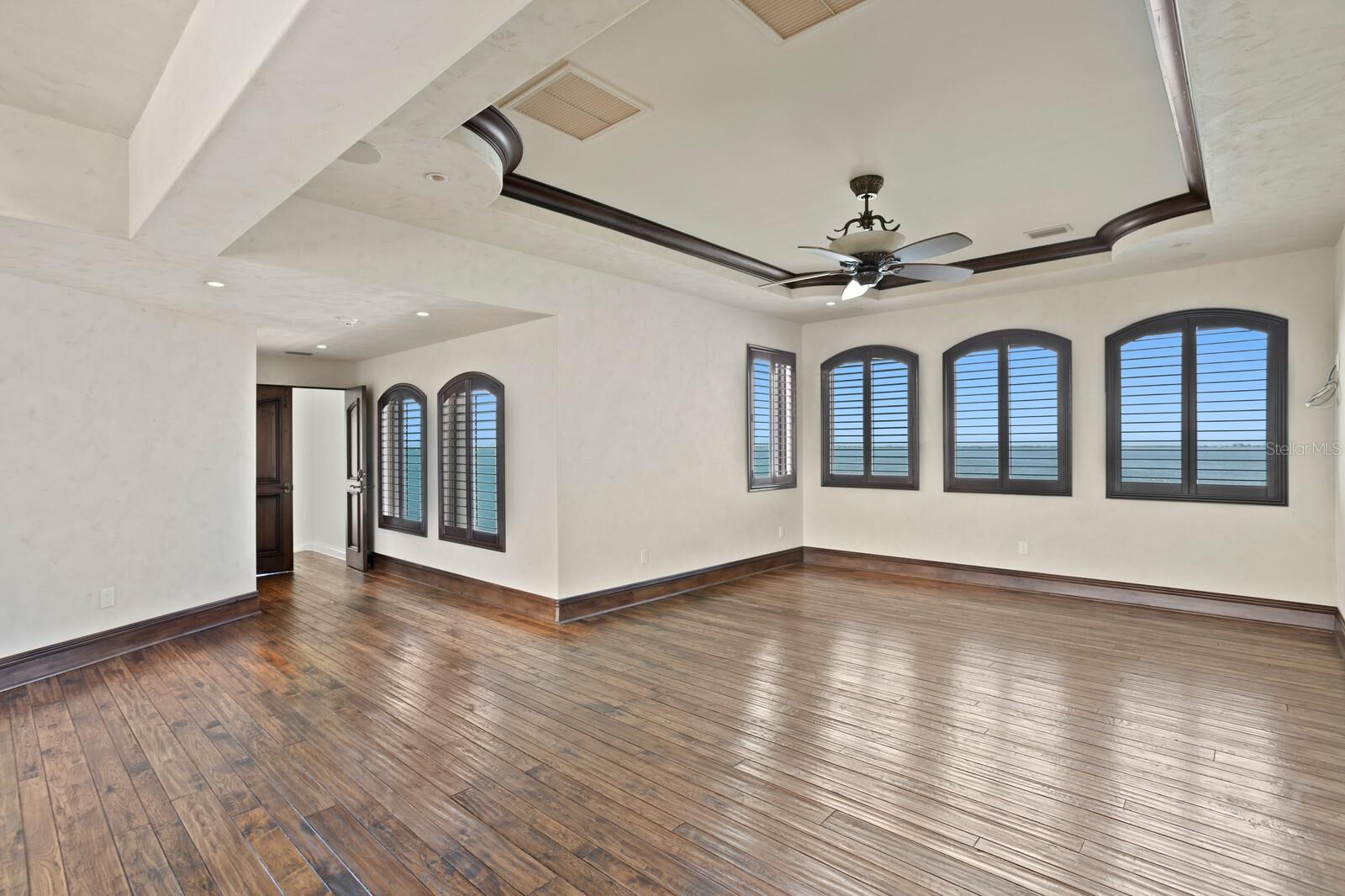 Listing photo id 37 for 100 Sands Point Drive