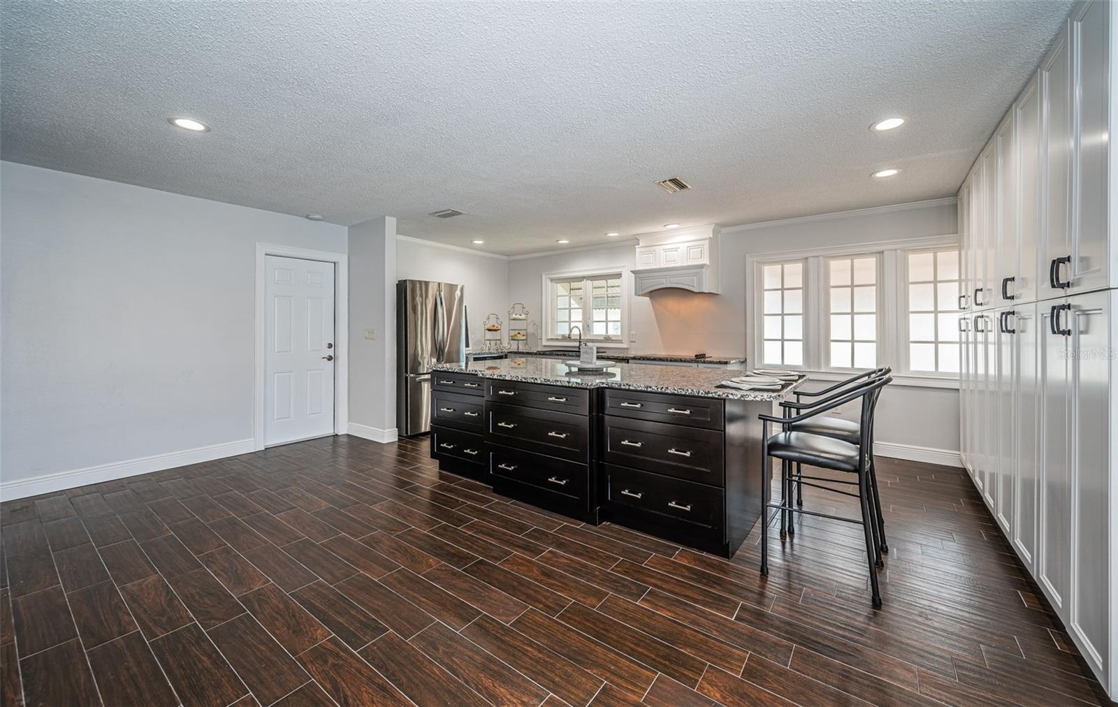 Image 28 of 82 For 1402 Oleander Drive