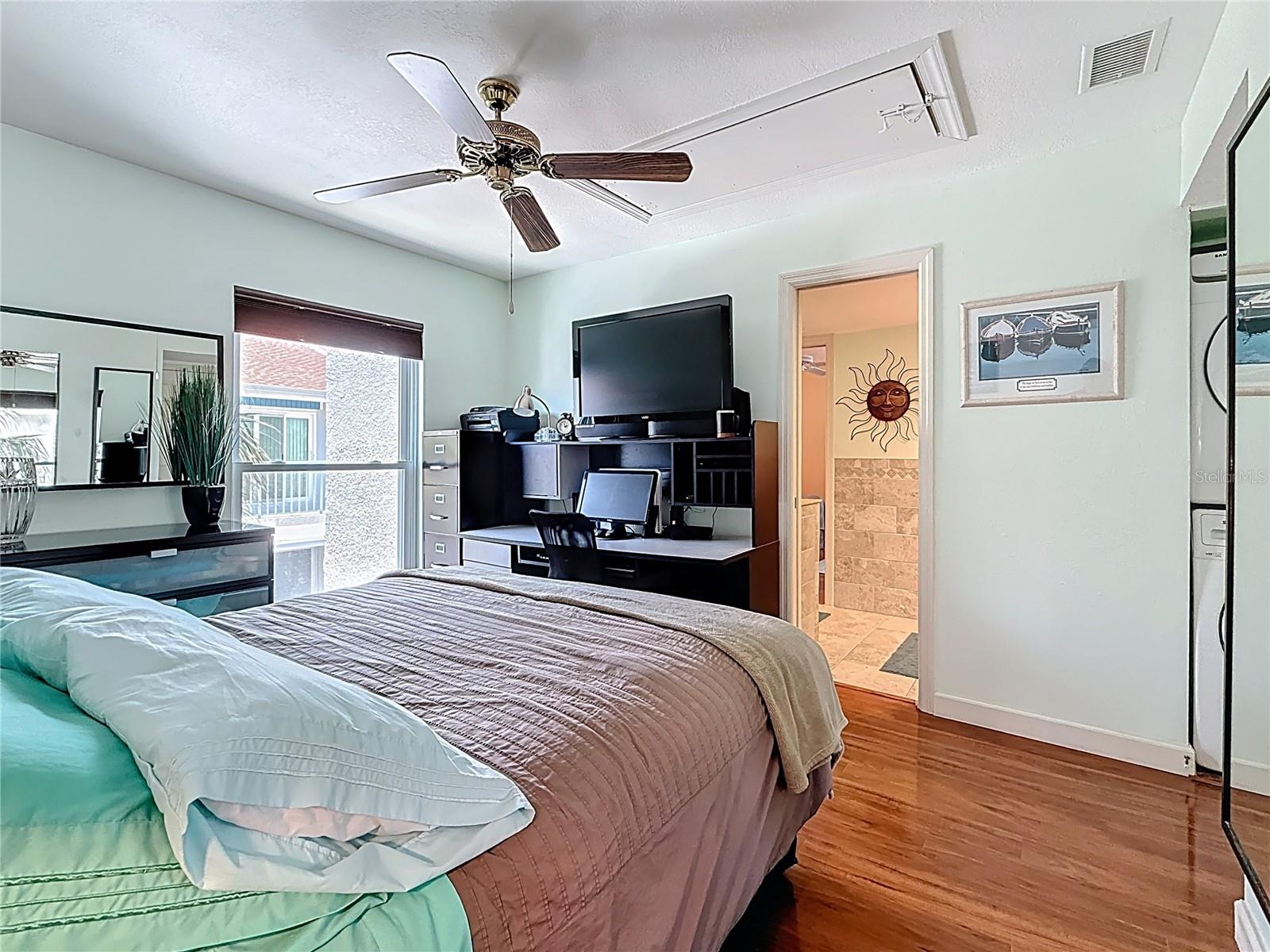 Image 18 of 44 For 230 Medallion Boulevard G