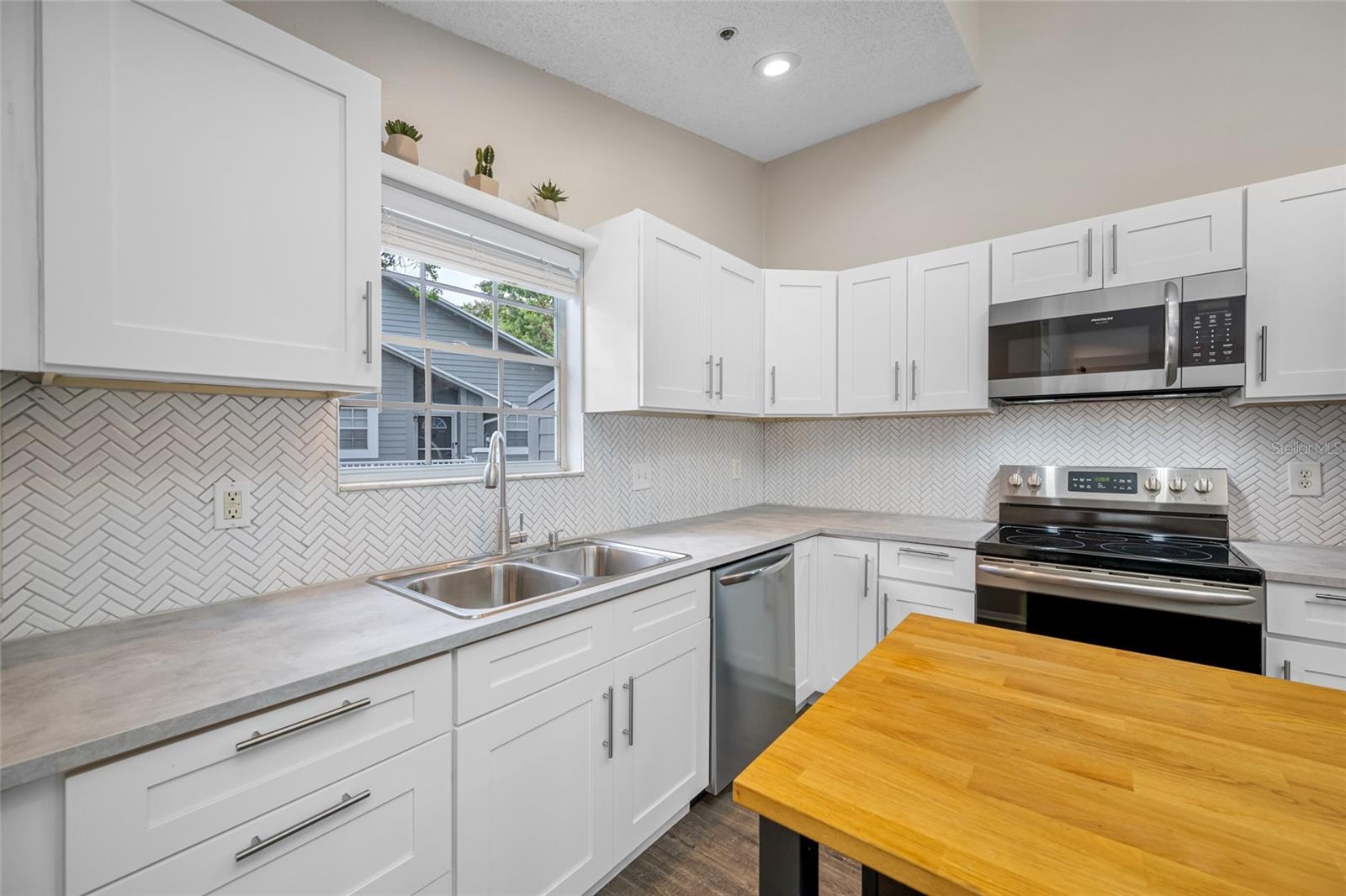 Image 15 of 32 For 6001 Laketree Lane B