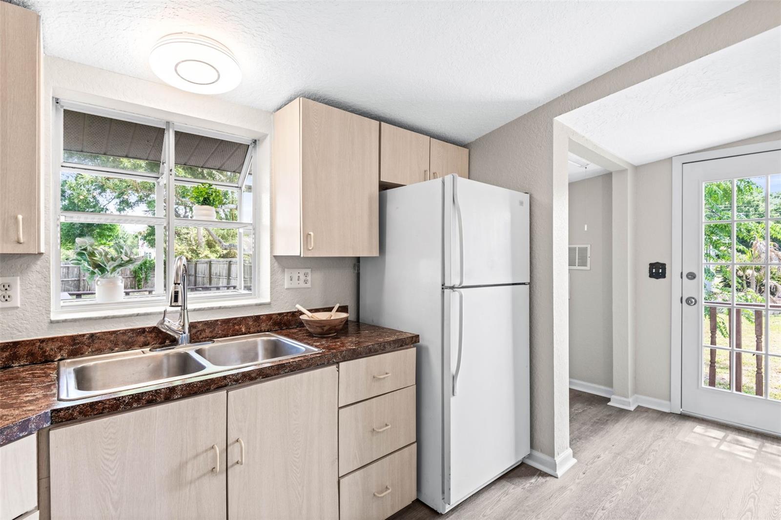 Image 10 of 30 For 132 Dartmouth Avenue W