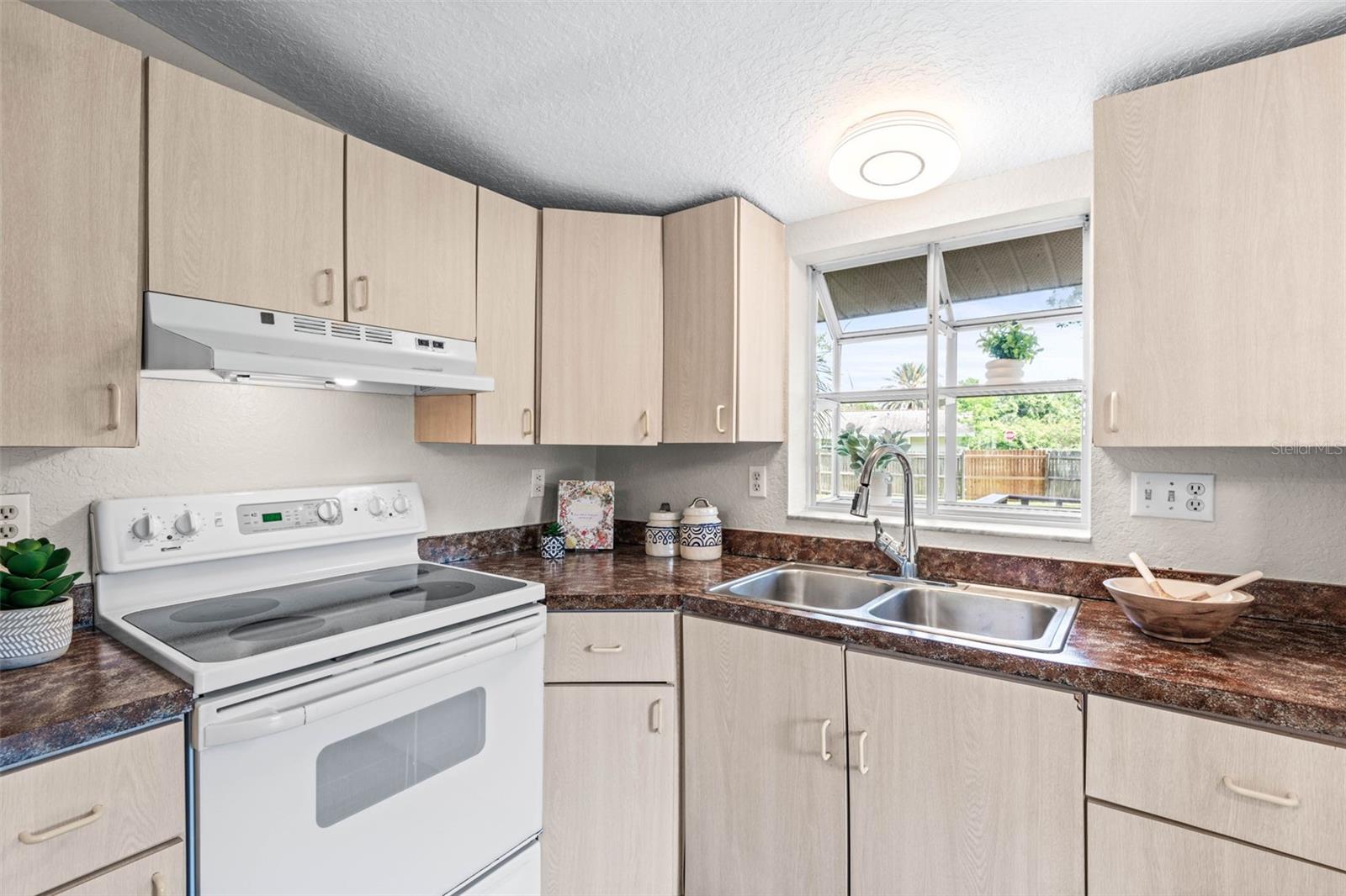 Image 11 of 30 For 132 Dartmouth Avenue W