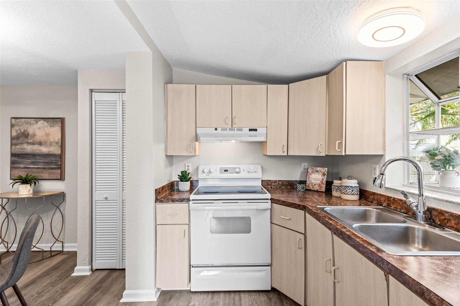Image 12 of 30 For 132 Dartmouth Avenue W