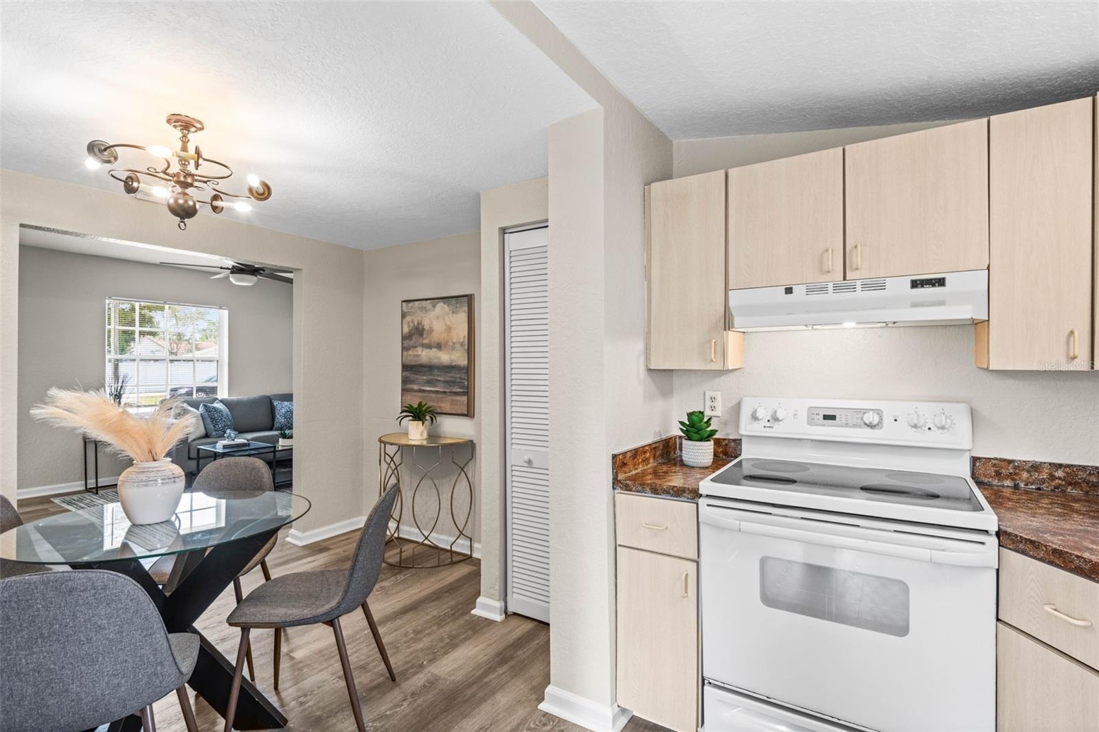 Image 13 of 30 For 132 Dartmouth Avenue W