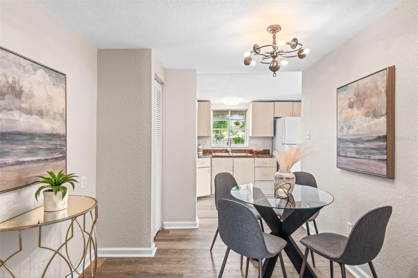 Image 7 of 30 For 132 Dartmouth Avenue W
