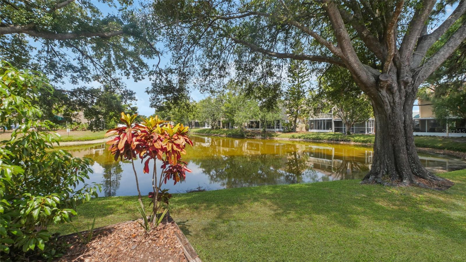 Listing photo id 13 for 9050 Lake Place Lane