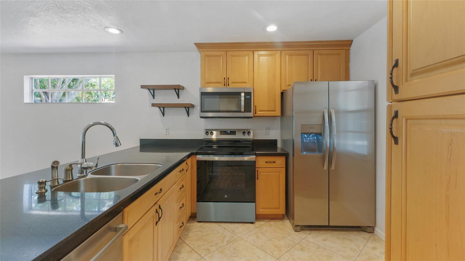 Listing photo id 5 for 9050 Lake Place Lane