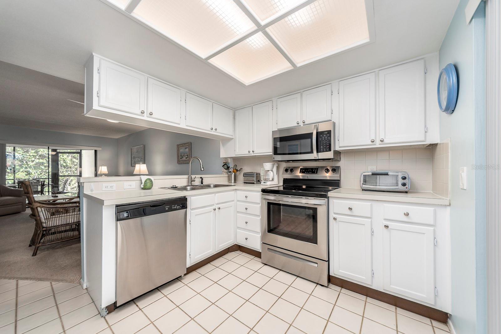 Image 7 of 34 For 105 Woodlake Wynde