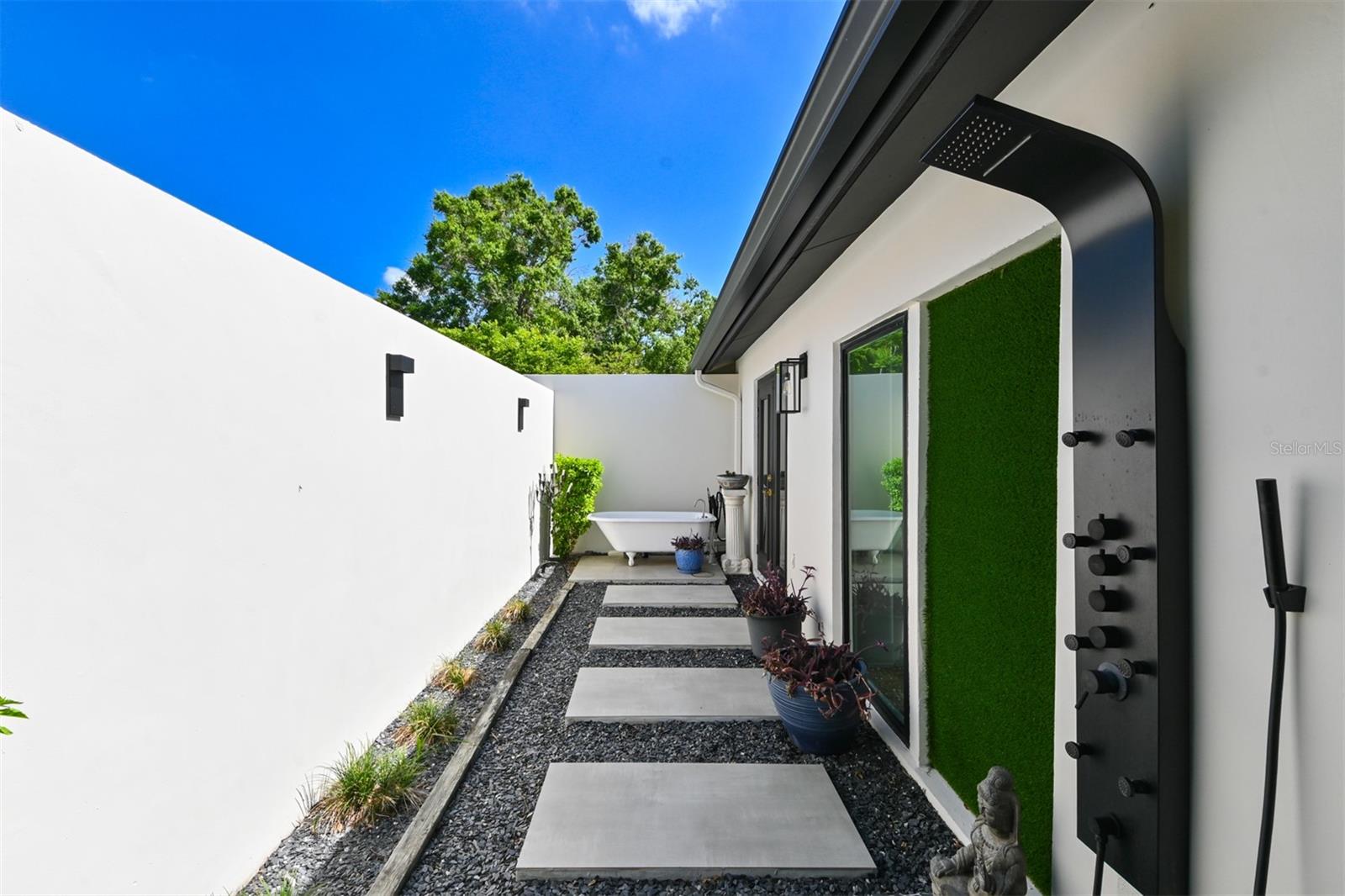 Listing photo id 0 for 13916 Wellesford Way