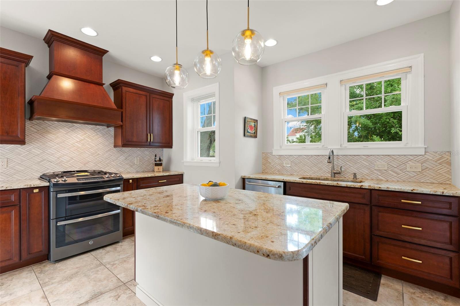 Image 16 of 50 For 626 16th Avenue Ne