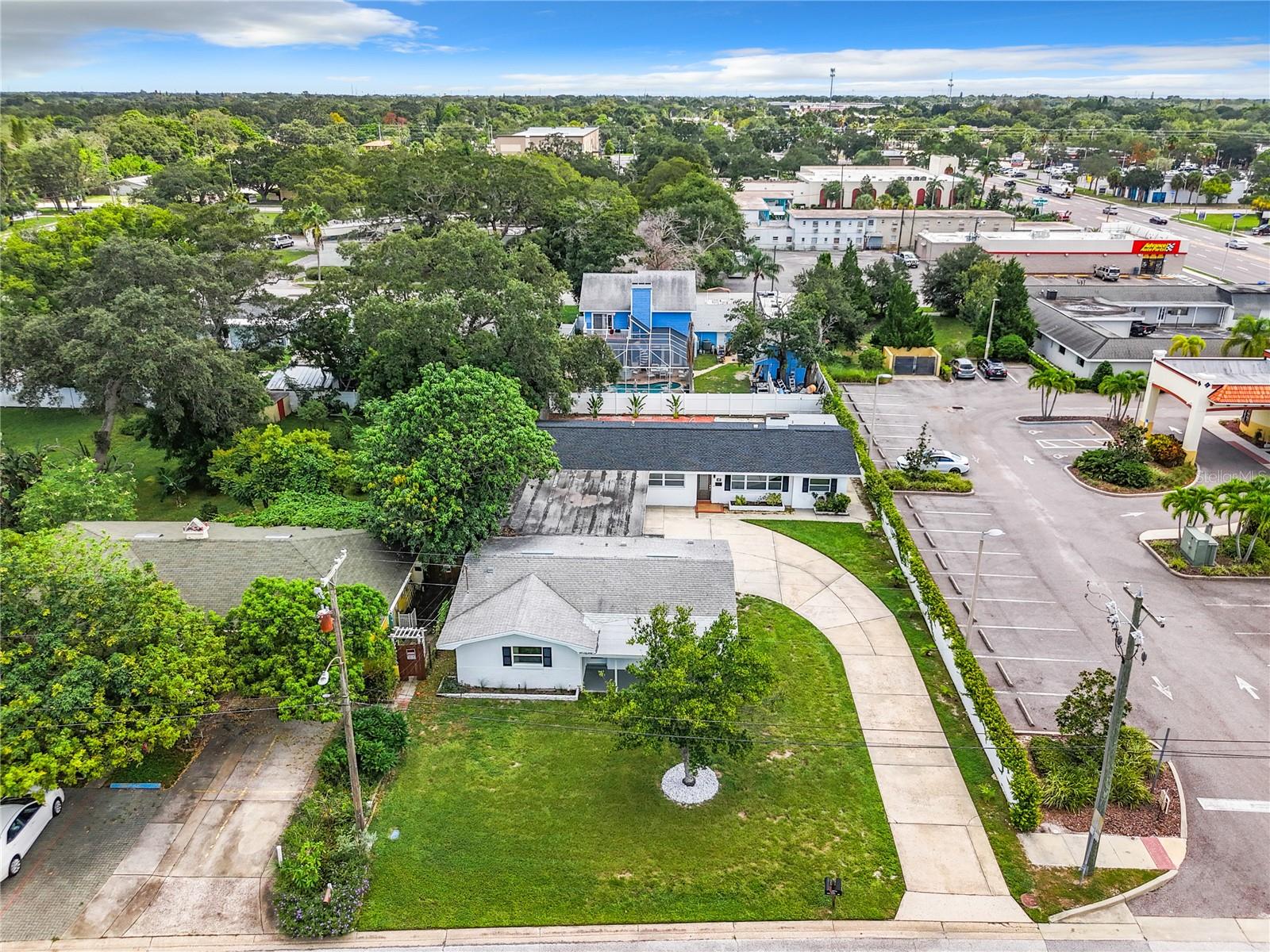 Listing photo id 2 for 405 Lake Drive