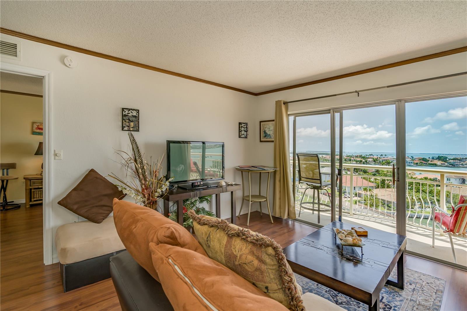 Image 7 of 40 For 4900 Brittany Drive S 910