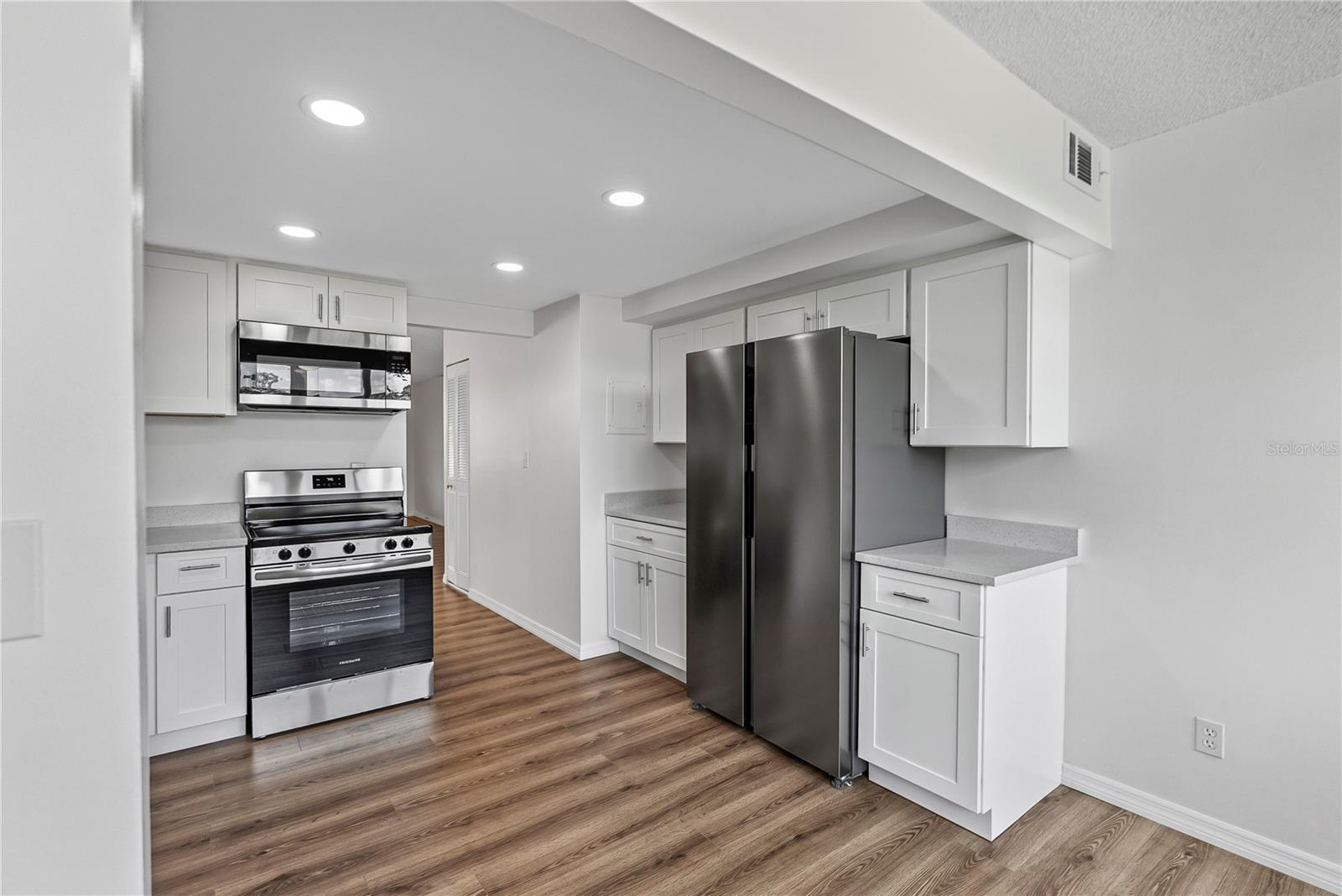 Image 11 of 38 For 5095 Bay Street Ne 210