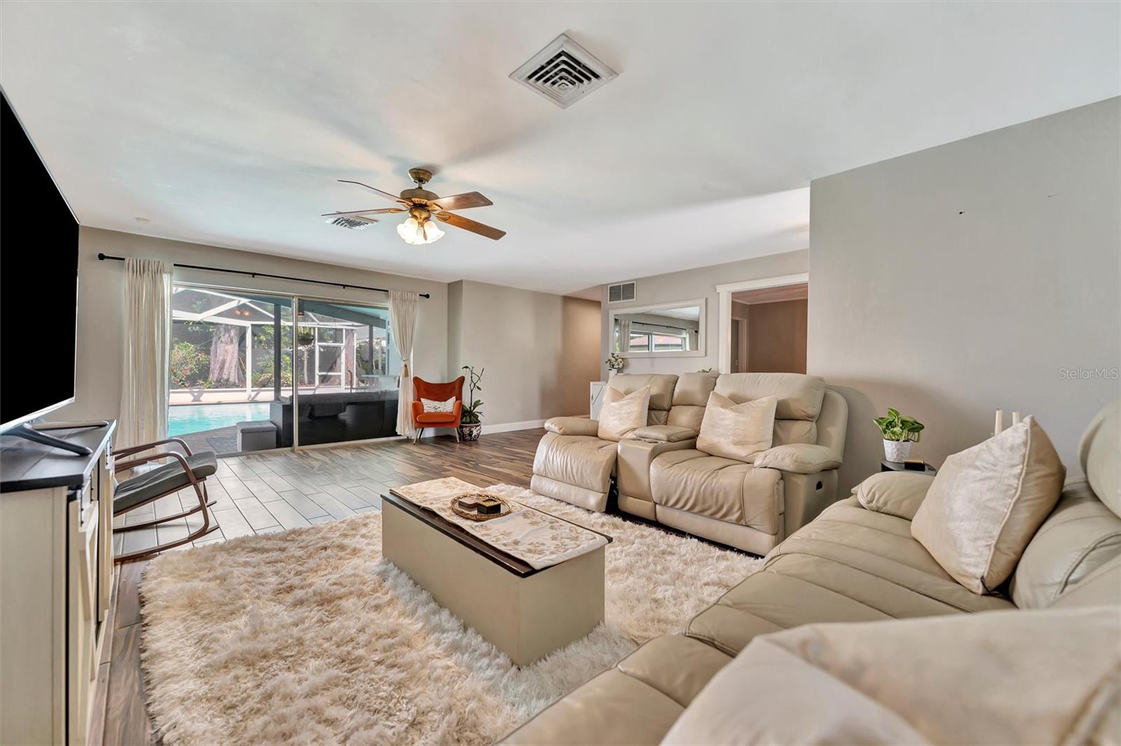 Listing photo id 8 for 8740 15th Street N