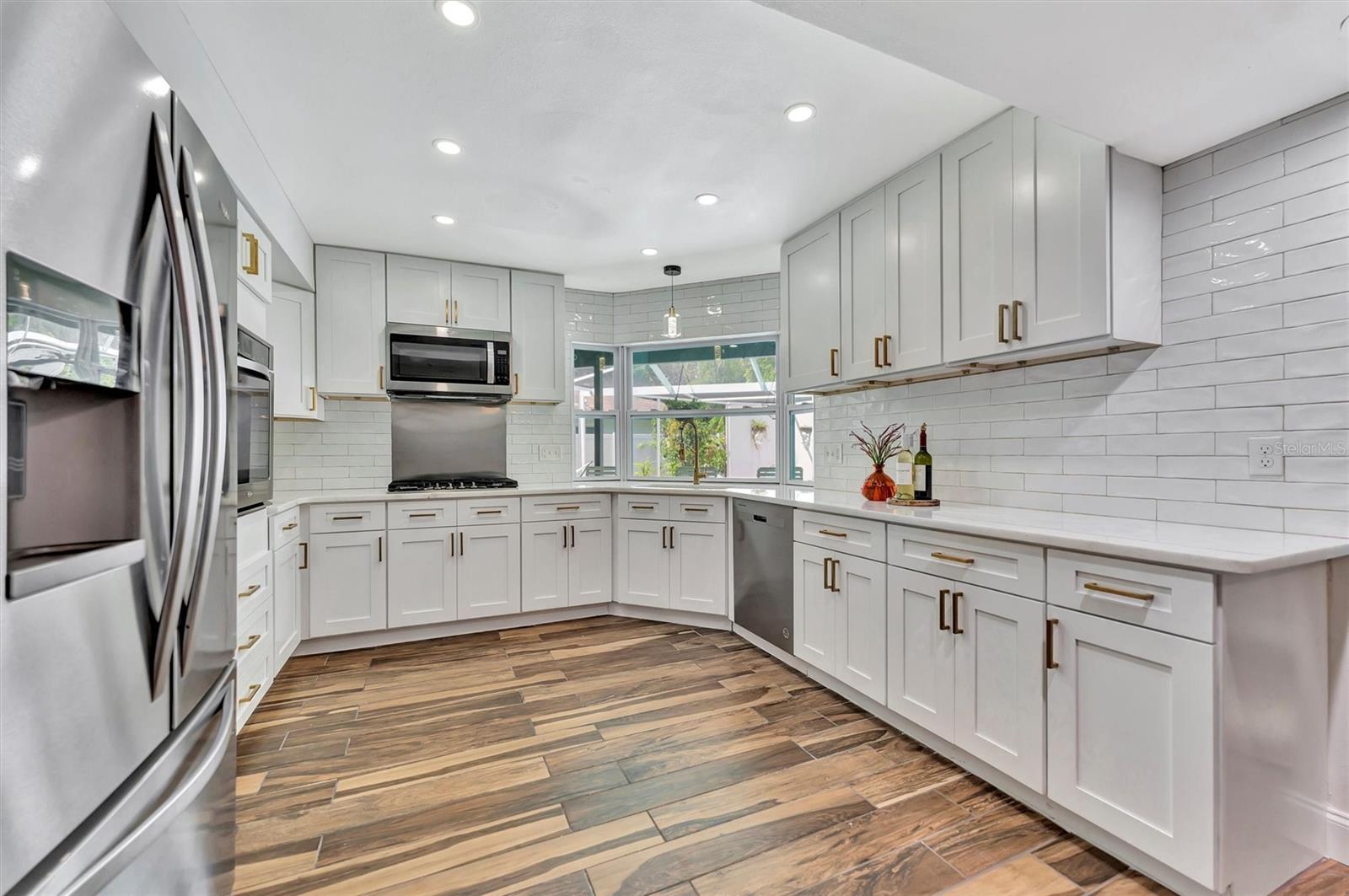Listing photo id 12 for 8740 15th Street N