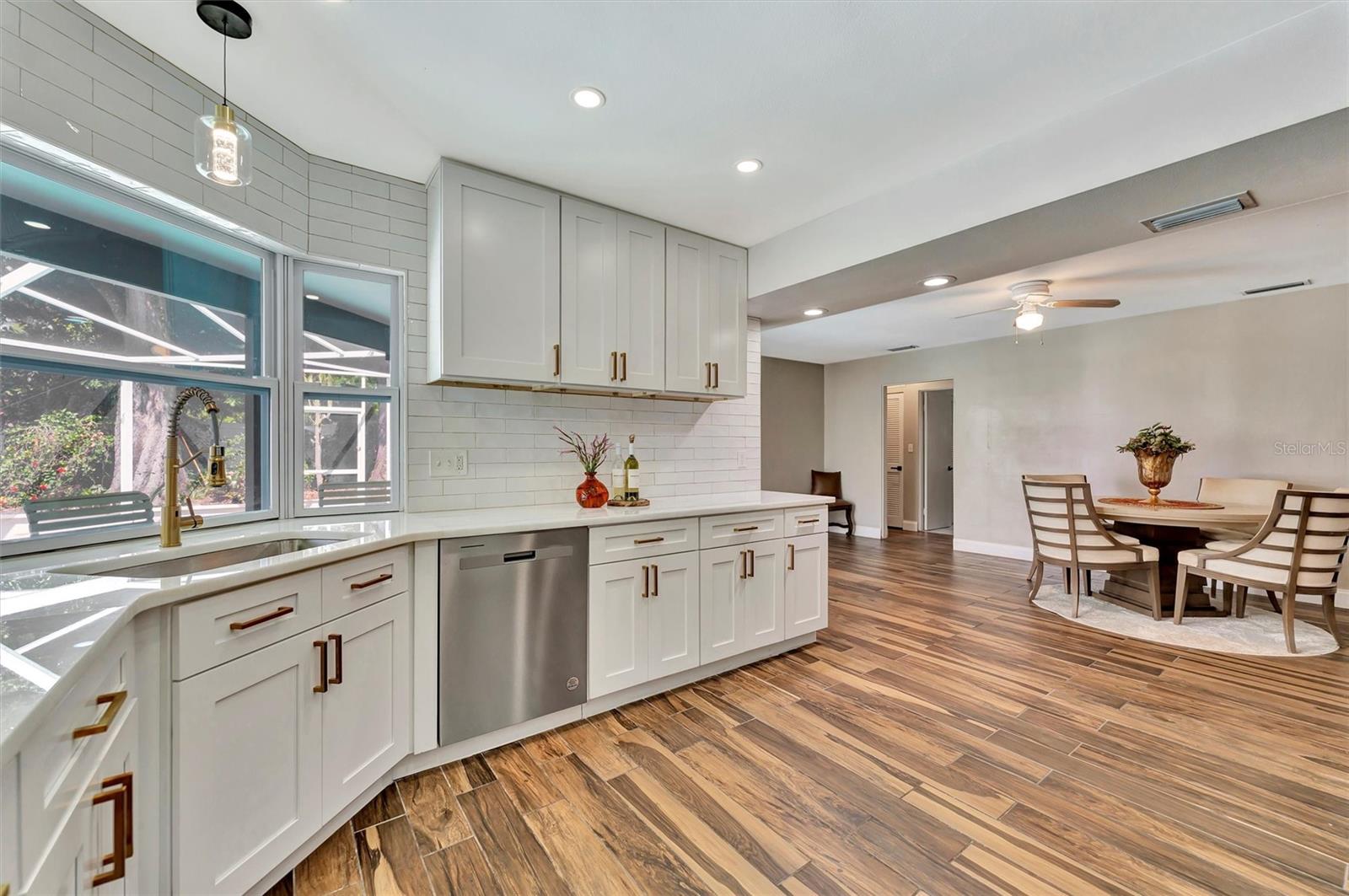 Listing photo id 15 for 8740 15th Street N