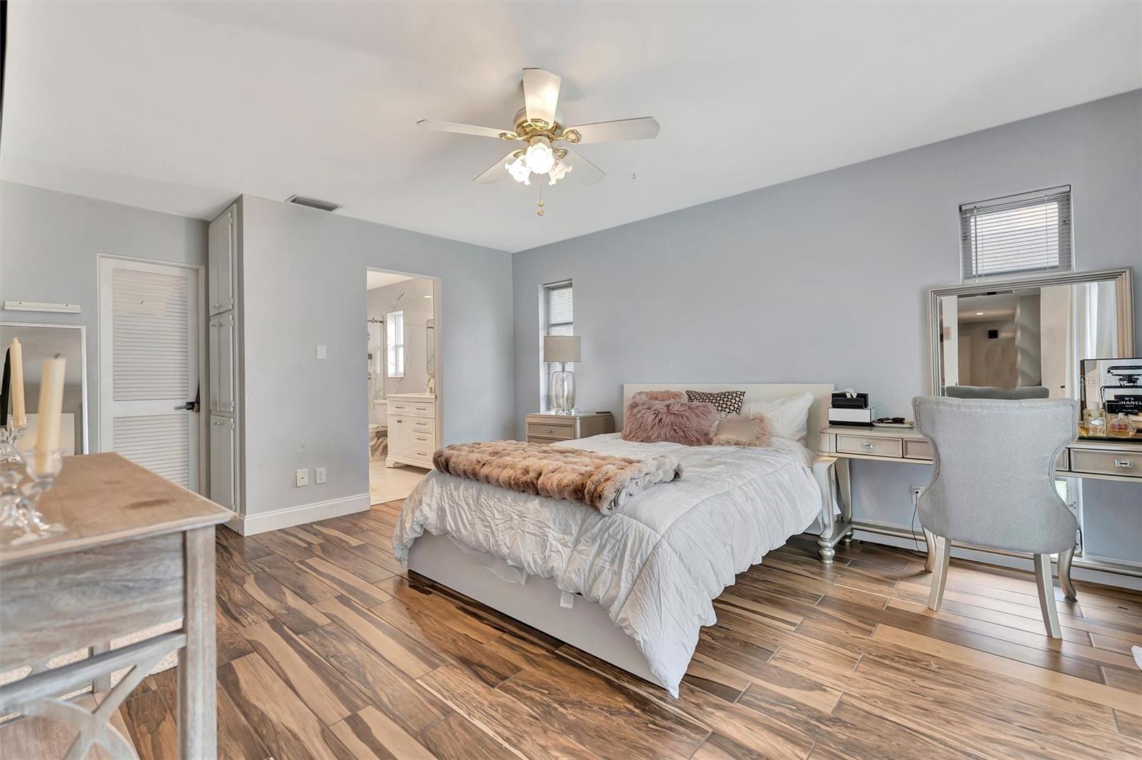 Listing photo id 18 for 8740 15th Street N