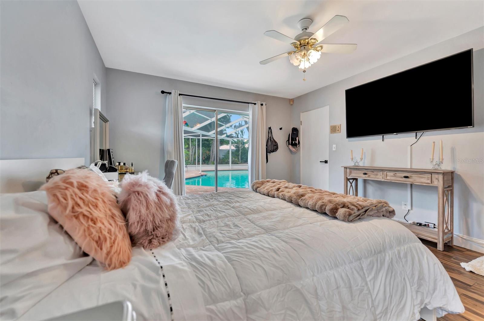 Listing photo id 19 for 8740 15th Street N