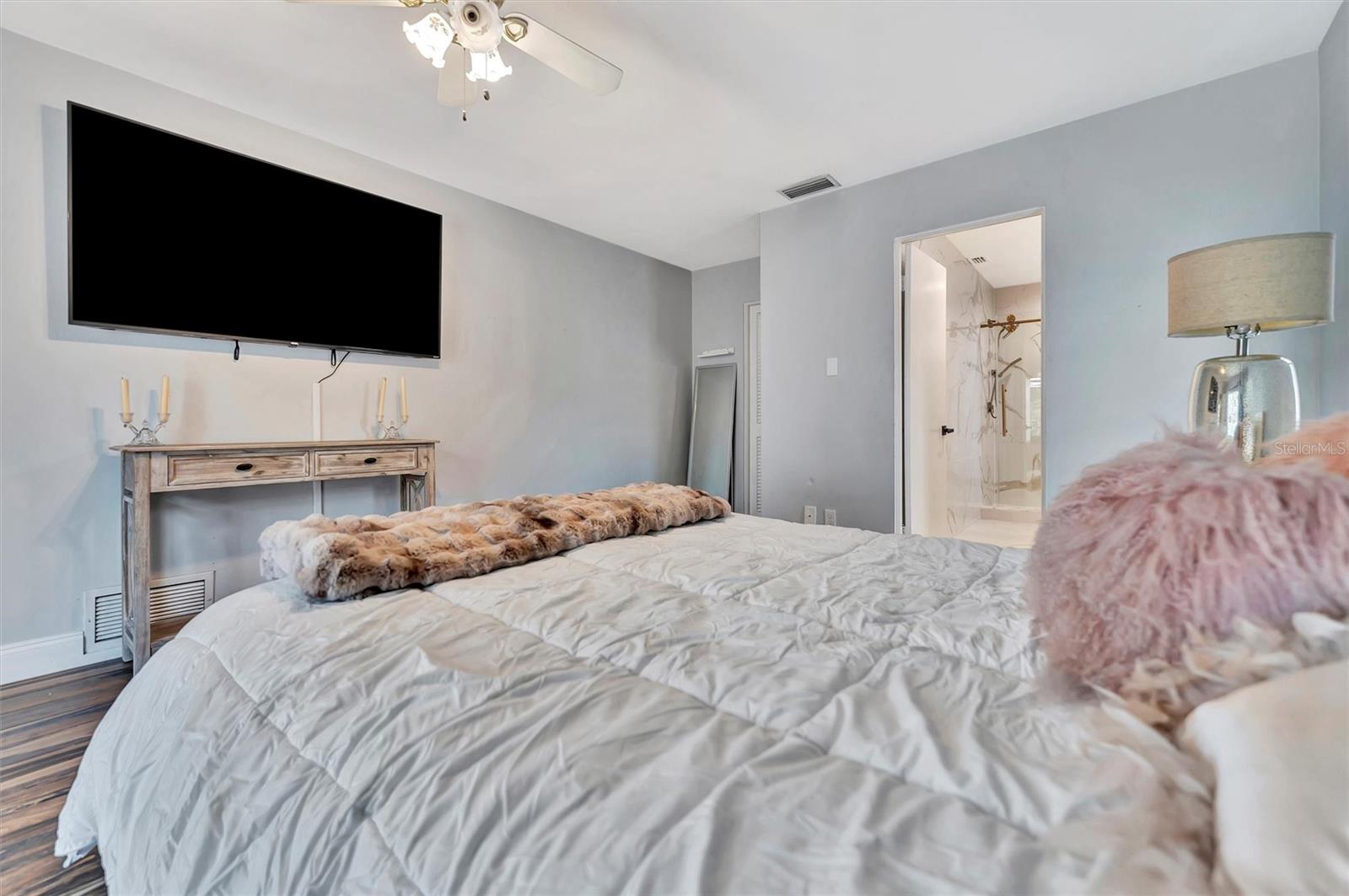 Listing photo id 21 for 8740 15th Street N