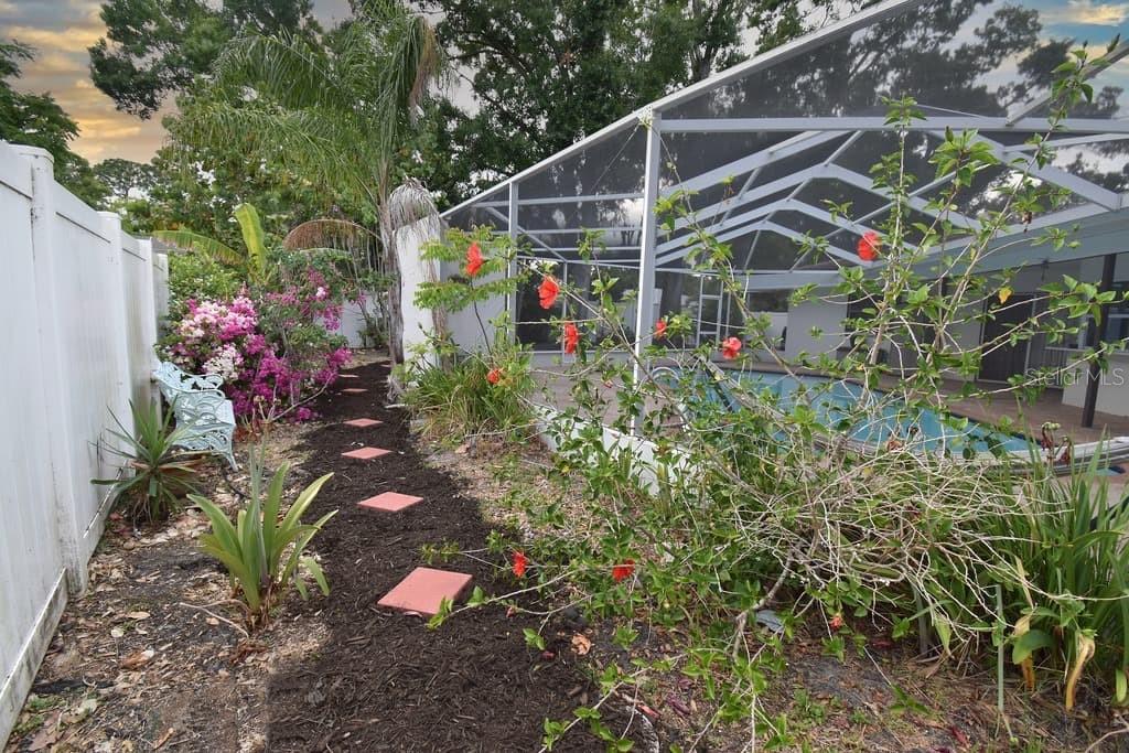 Listing photo id 33 for 8740 15th Street N
