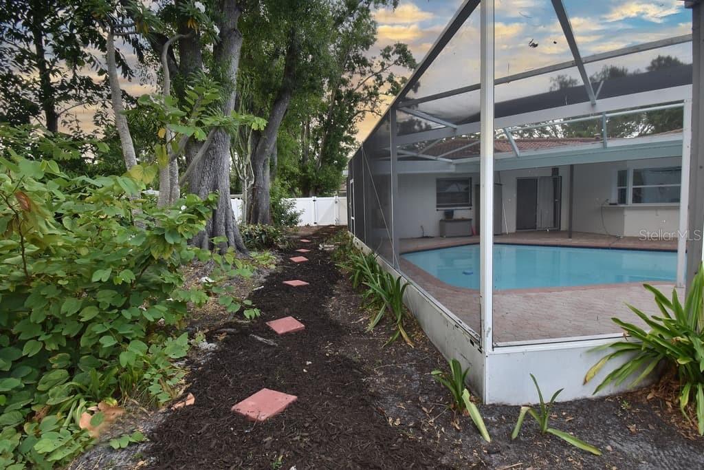 Listing photo id 34 for 8740 15th Street N